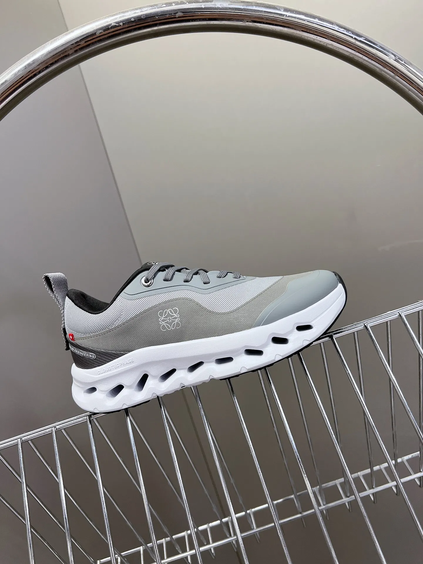 👟👟Ex-factory price 640👟👟 Loewe x on cioudtilt2.0 running shoes‼ ️Couple model Loewe Made from recycled polyester and mesh, it features an exclusive rubber sole with Loewe's classic logo printed on the side and full-coverage seam details. This cooperation combines ON's professional technology with Loewe's exquisite craftsmanship, and uses it in the production and design, specially designed for urban life and outdoor sports. Code number: 35-40, male 39-44